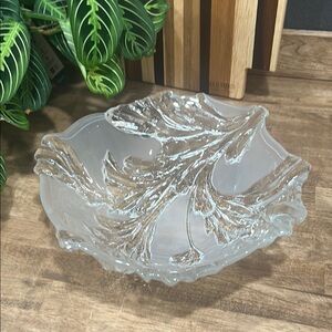 Carved Floral Pattern Crystal Clear Mikasa Serving Bowl